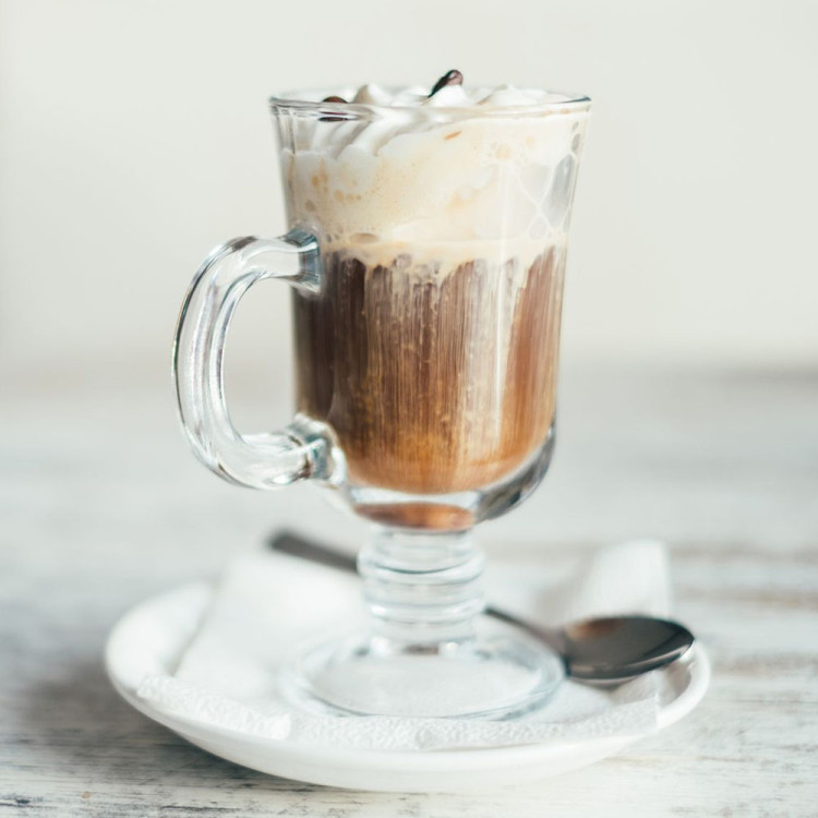 Szklanki do kawy latte Florina Irish 210 ml na nóżce zestaw z długimi łyżeczkami 6 sztuk