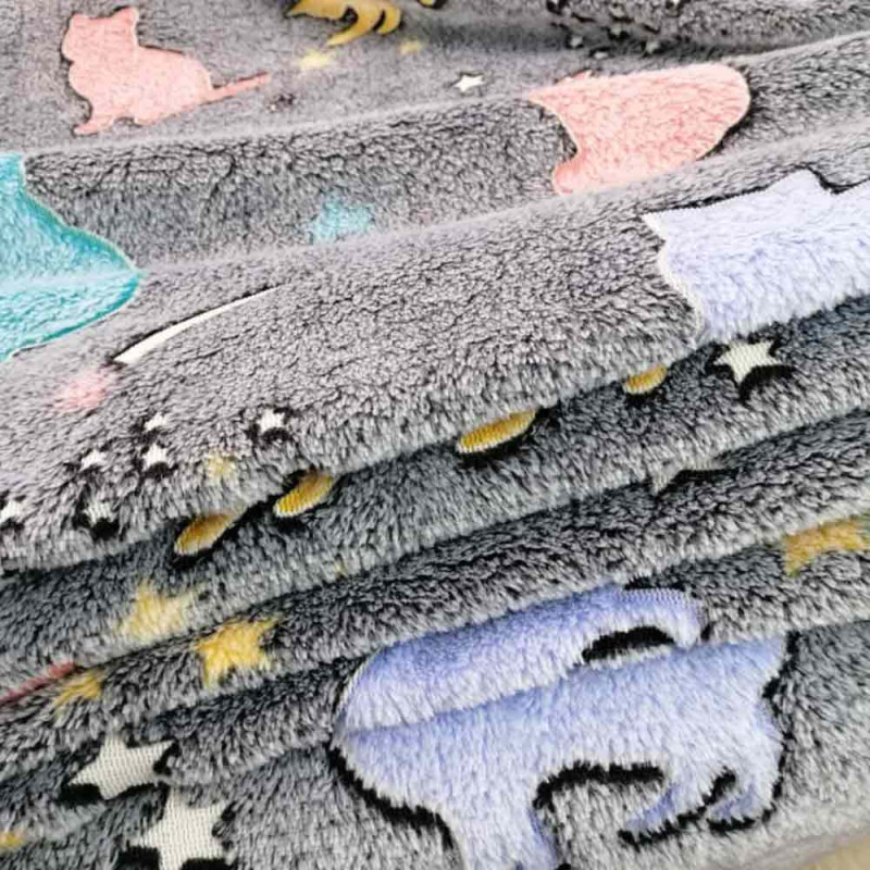 Koc świecący w ciemności 150x200 cm pled z mikrofibry dla dzieci szary kolorowe koty Cotton World