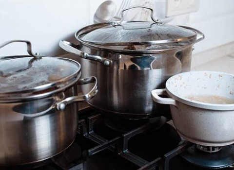 Garnki ze stali nierdzewnej czy garnki aluminiowe z powłoką nieprzywieralną? - zalety i wady Garnki ze stali nierdzewnej czy garnki aluminiowe z powłoką nieprzywieralną? - zalety i wady