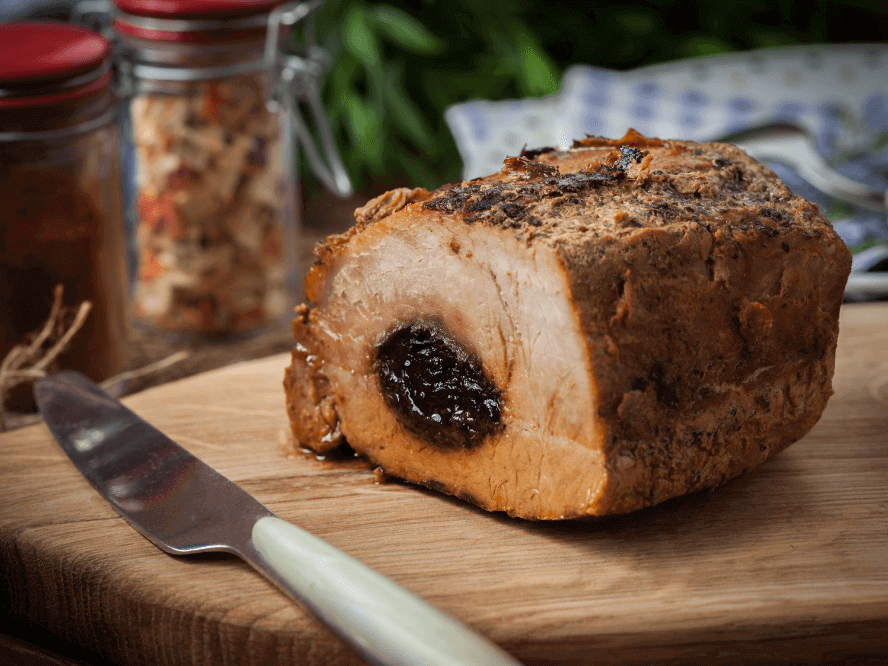 Pieczony schab ze śliwką - klasyczny przepis i przewodnik po brytfannach do pieczenia mięs Pieczony schab ze śliwką - klasyczny przepis i przewodnik po brytfannach do pieczenia mięs