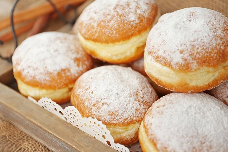Pączki tradycyjne z nadzieniem różanym Pączki tradycyjne z nadzieniem różanym