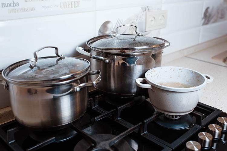 Garnki ze stali nierdzewnej czy garnki aluminiowe z powłoką nieprzywieralną? - zalety i wady Garnki ze stali nierdzewnej czy garnki aluminiowe z powłoką nieprzywieralną? - zalety i wady